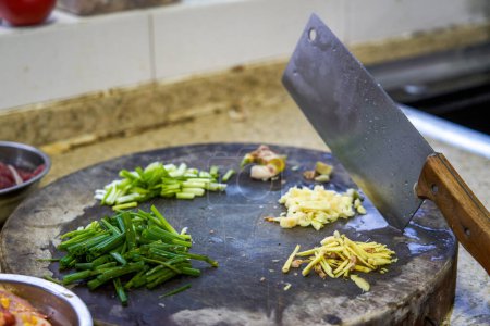 Ingredientes para saltear preparados sobre tabla de cortar en la cocina china