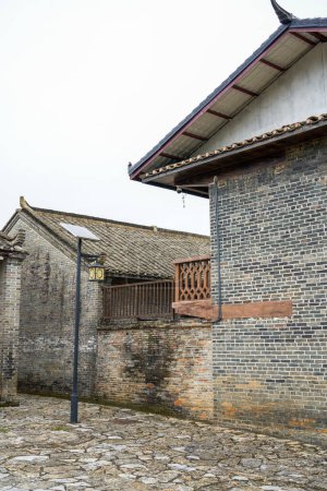 Foto de Antiguos edificios con paredes de ladrillo en la China rural - Imagen libre de derechos
