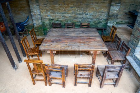 Tables, chaises et bancs en bois dans la salle de conférence en Chine rurale
