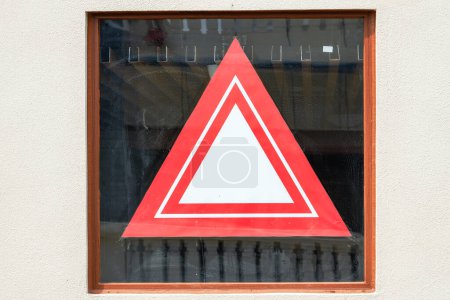 Ein rotes Verbotsschild mit Dreieck am Fenster