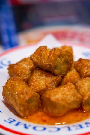 Délicieuses collations frites dans les restaurants de thé de style Hong Kong, craquelins de crevettes frites