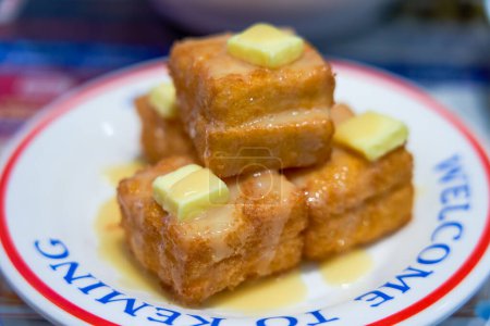 Téléchargez les photos : Cubes de pain grillé croustillant dans le restaurant de thé de style Hong Kong - en image libre de droit
