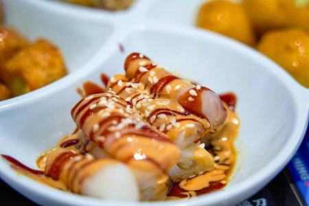 Köstliche Reisrollen mit gemischter Soße in einem Teerestaurant im Hongkong-Stil
