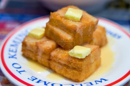 Téléchargez les photos : Cubes de pain grillé croustillant dans le restaurant de thé de style Hong Kong - en image libre de droit