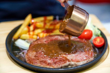 Frites et steak dans un restaurant de thé de style Hong Kong