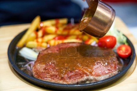 Frites et steak dans un restaurant de thé de style Hong Kong