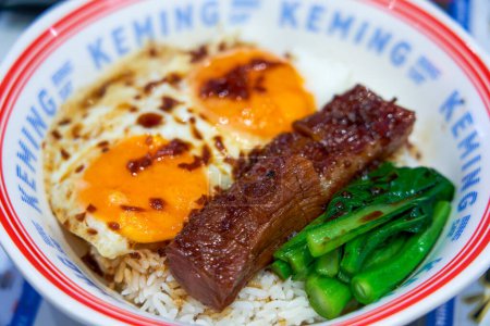 Köstliche Doppel-Ei gegrilltem Schweinefleisch Reis in Hongkong Stil Tee-Restaurant