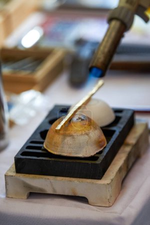 Un artesano tradicional crea joyas de metal