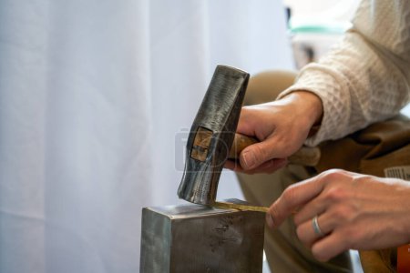 Ein traditioneller Handwerker stellt Schmuckstücke aus Metall her
