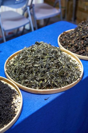 Großaufnahme eines Haufens chinesischer Teeblätter auf einer Kehrschaufel