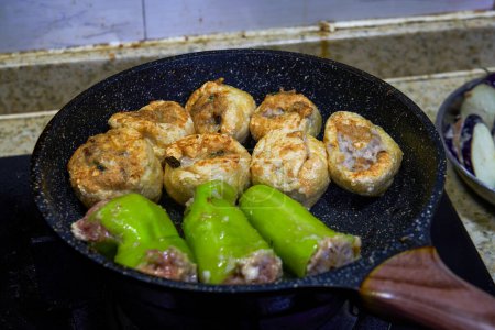Traditionelles Gericht aus Guangxi, China, gebratene und gefüllte Paprika