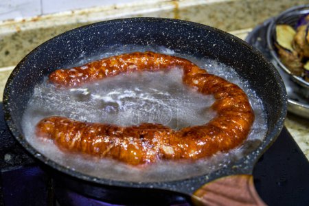 Pig intestines are being fried in the oil pan, deep-fried seven inches