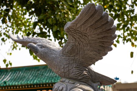 Una escultura realista de un águila volando con alas extendidas