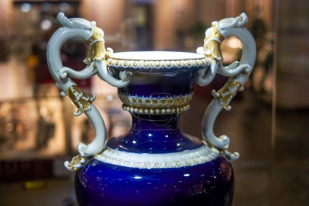 Un vase en céramique cloisonné orné exquis