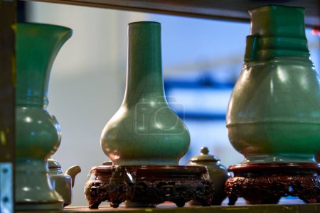 Gros plan sur le délicat vase en porcelaine verte émeraude chinoise en jade