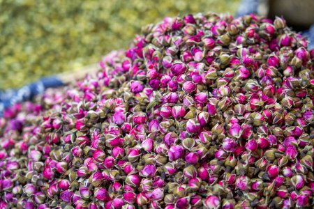 Gros plan d'un bouquet de thé rose à vendre dans un magasin de thé