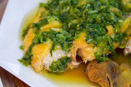 Téléchargez les photos : Un délicieux plat cantonais, poulet coupé en blanc à l'huile d'échalote - en image libre de droit