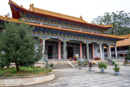 Eine prachtvolle und exquisite chinesisch-buddhistische Tempelhalle
