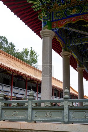 Un magnifique et exquis temple bouddhiste chinois couloir