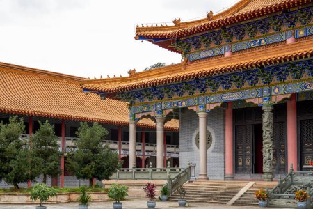 Eine prachtvolle und exquisite chinesisch-buddhistische Tempelhalle