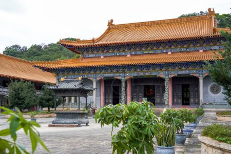 Téléchargez les photos : Un magnifique et exquis temple bouddhiste chinois couloir - en image libre de droit