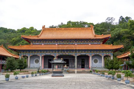 Téléchargez les photos : Un magnifique et exquis temple bouddhiste chinois couloir - en image libre de droit