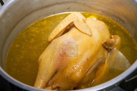 Un pollo de corte blanco cantonés regordete que se cocina en la olla