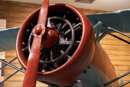 Gros plan sur le moteur d'avion à hélice vintage
