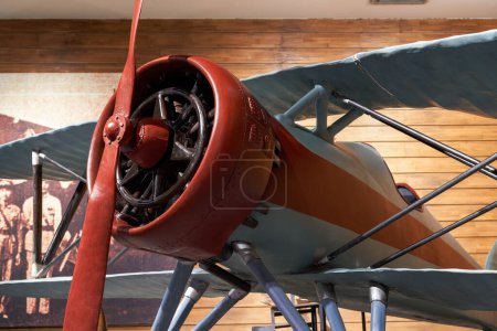 Gros plan sur le moteur d'avion à hélice vintage