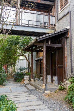 Foto de Puerta de madera y techo de madera del edificio tradicional chino - Imagen libre de derechos
