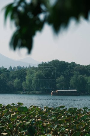 Hermoso paisaje y gente agradable por el lago del oeste en Hangzhou, Zhejiang, China