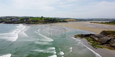 Foto de Muchos irlandeses en la playa en un verano, vista superior. Paisaje costero irlandés. La costa del Océano Atlántico. - Imagen libre de derechos