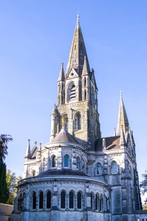 Téléchargez les photos : La cathédrale anglicane de St. Fin Barre est construite dans le style néo-gothique. Église chrétienne à Cork, Irlande. Cathédrale St Fin Barre, Cork Un des bâtiments emblématiques d'Irlande. Ciel bleu. - en image libre de droit