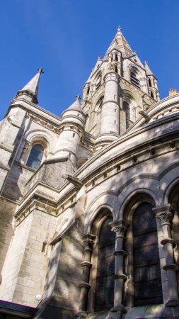 Téléchargez les photos : La cathédrale anglicane de St. Fin Barre est construite dans le style néo-gothique. Église chrétienne à Cork, Irlande. Cathédrale St Fin Barre, Cork Un des bâtiments emblématiques d'Irlande. Ciel bleu. - en image libre de droit
