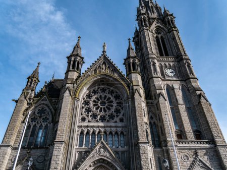 Foto de Catedral católica en Irlanda, de estilo gótico. Iglesia Catedral de San Colman conocida como Catedral de Cobh, o Catedral de Queenstown, catedral de una sola aguja, Irlanda. Catedral Católica Romana. - Imagen libre de derechos