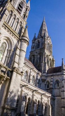 Téléchargez les photos : La grande flèche gothique d'une église anglicane à Cork, en Irlande. Architecture religieuse néo-gothique. Cathédrale St Fin Barre, Cork Un des bâtiments emblématiques d'Irlande. - en image libre de droit