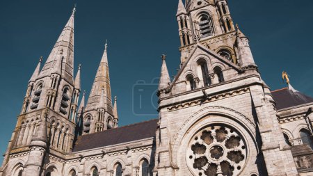 Téléchargez les photos : Les flèches de la cathédrale anglicane de St. Fin Barre dans la ville irlandaise de Cork. Une église chrétienne de style néo-gothique. Architecture religieuse chrétienne. - en image libre de droit