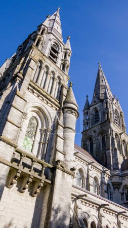Téléchargez les photos : La grande flèche gothique d'une église anglicane à Cork, en Irlande. Architecture néo-gothique. Cathédrale St Fin Barre, Cork Un des bâtiments emblématiques d'Irlande. - en image libre de droit