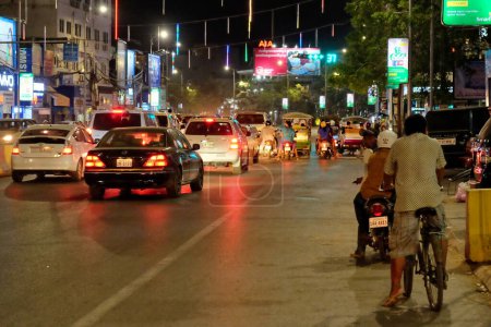 Foto de Siem Reap, Camboya, 23 de diciembre de 2018. El tráfico en la calle de una noche de la ciudad asiática, coches y motocicletas en la carretera. - Imagen libre de derechos