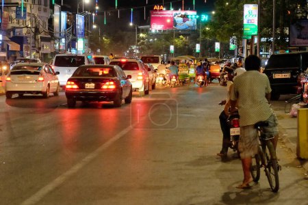 Foto de Siem Reap, Camboya, 23 de diciembre de 2018. Fotografía que muestra el tráfico en la calle de una ciudad asiática por la noche, con coches y motos ocupando la carretera. - Imagen libre de derechos