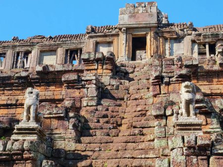 Téléchargez les photos : Étapes menant au sommet de l'ancien palais cambodgien en pierre. Phimeanakas, le temple céleste. - en image libre de droit