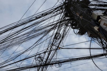 Téléchargez les photos : Photo présentant une énorme collection de câbles électriques enchevêtrés, révélant les réseaux électriques urbains désorganisés trouvés en Asie. - en image libre de droit