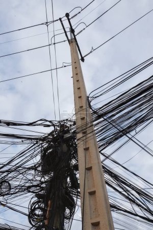 Téléchargez les photos : Un grand nombre de câbles électriques, des réseaux électriques urbains chaotiques en Asie. - en image libre de droit