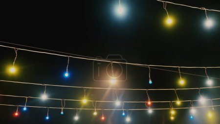 Téléchargez les photos : Photographie nocturne capturant une variété de lumières décoratives colorées, offrant un éclairage festif pour les guirlandes. - en image libre de droit