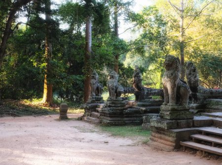 Téléchargez les photos : La terrasse précédant le temple Banteay Kdei contient de magnifiques balustrades en forme de lions gardiens. - en image libre de droit