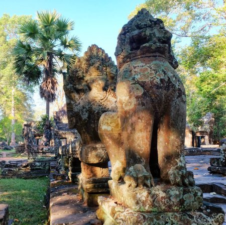 Téléchargez les photos : Snapshot illustrating the terrace in front of the Banteay Kdei Temple, decorated with imposing balustrades in the form of guardian lions. - en image libre de droit