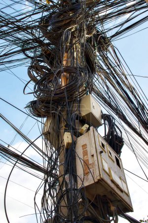 Foto de Una escena caótica de cables eléctricos enredados que muestran las complejidades del sistema de suministro de energía de la ciudad. - Imagen libre de derechos