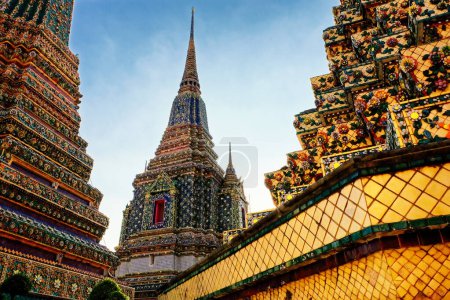 Wunderschöne Wandverzierungen, die das Äußere der buddhistischen Stupas des Wat Pho Tempels in Thailand darstellen.