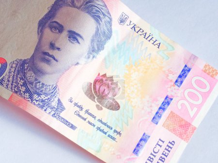 Ukrainien 200 hryvnia note ; visage ; texte et motifs décorés visibles.