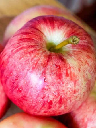 Téléchargez les photos : Pomme Rouge fraîche. Une pomme rouge vif avec des gouttelettes d'eau, symbolisant la fraîcheur. Idéal pour les thèmes santé et nutrition. - en image libre de droit